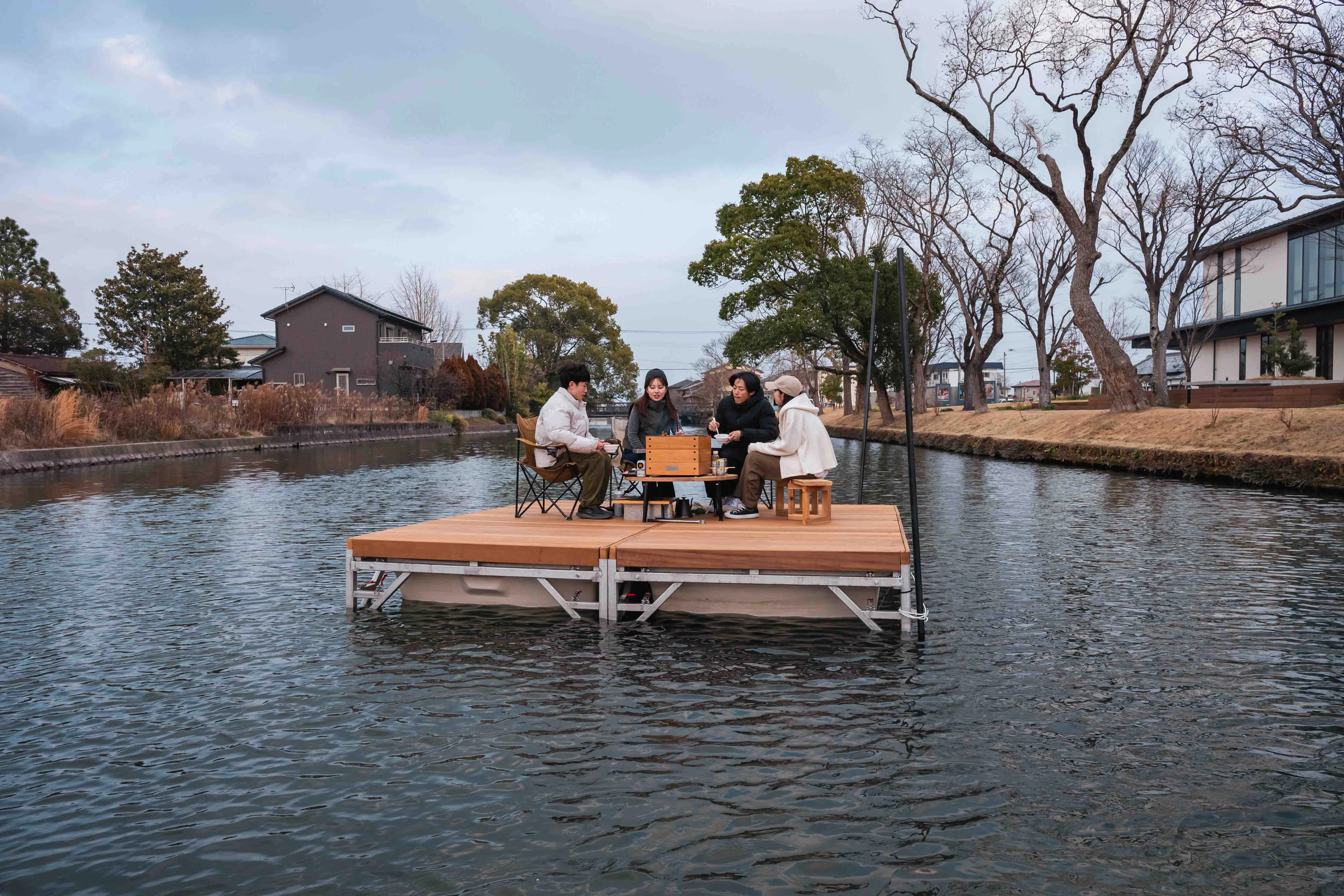 掘床の上でBBQをする4人